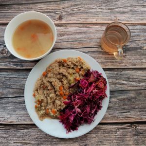 Zdjęcie przedstawia Dietę podstawową: Żurek z ziemniakami Kaszotto jęczmienne z mięsem wieprzowym i warzywami Sos pomidorowy Sur&oacute;wka wielowarzywna z olejem Kompot owocowy